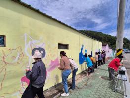 고성군 마암면 주민자치회, ‘초선마을 벽화 그리기’ 한창 기사 이미지