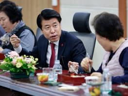 “구민 섬김은 깨끗한 청사부터” 서강석 송파구청장, 청사관리 근무자와 새해 첫 점심 기사 이미지