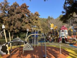 통영시, 아이들 웃음소리로 물드는 이순신공원 기사 이미지