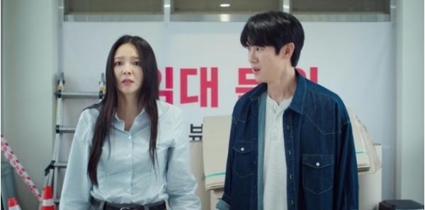 [SBS 신이랑 법률사무소] 유연석, 본인만 모르는 멜로 눈빛! 이솜 한정 ‘무자각 다정’ 모먼트 기사 이미지