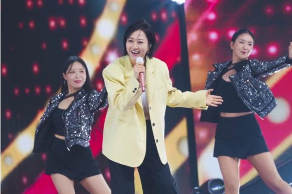 TV CHOSUN <금타는 금요일> 챕터2 화려한 포문! '트롯 안방마님' 장윤정, 골든 스타로 출격 기사 이미지