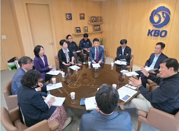 충북도, ‘KBO 방문’ 퓨처스리그 2군 창단 본격 행보 기사 이미지