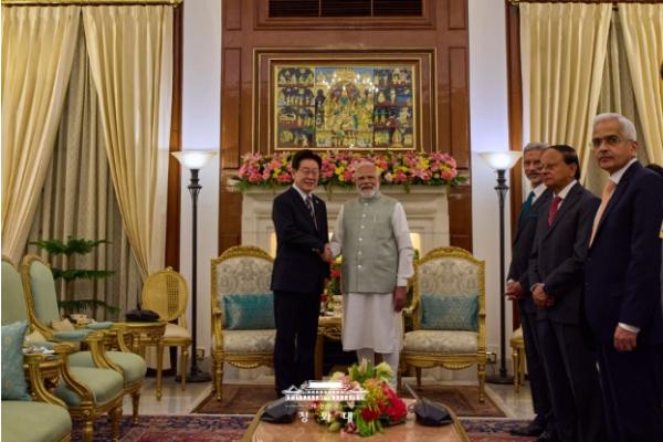 이 대통령-모디 총리 소인수 회담…경제협력 전담반 설치 논의 기사 이미지