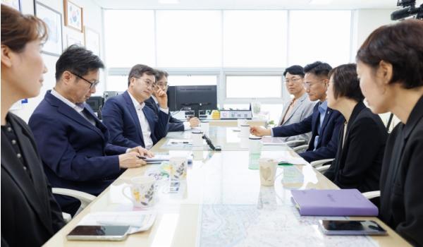 김동연 경기도지사, 고유가 피해지원금 현장 방문. 담당 직원 등 격려 기사 이미지