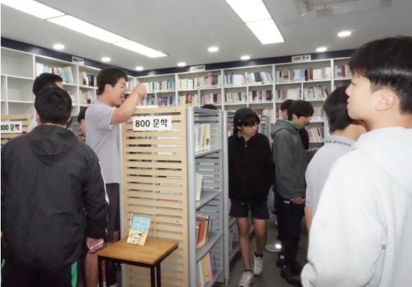 제주도교육청 제주중, ‘도서관 속 저자를 찾아라!’ 행사 운영 기사 이미지