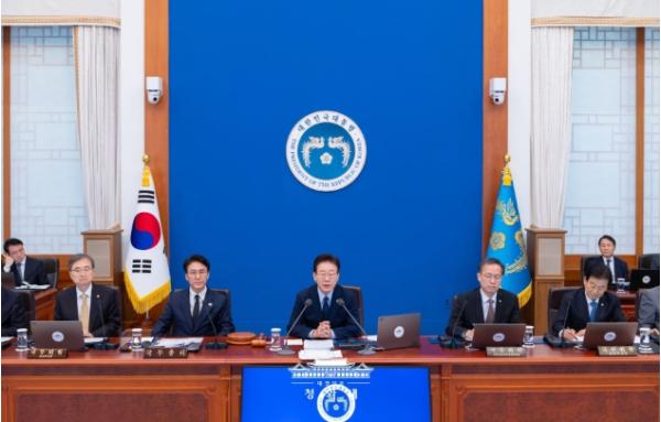 이 대통령 '헌법, 40여년간 제자리…부분 개헌 현실적 방법'