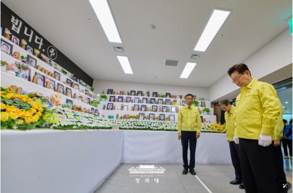 이재명 대통령, 무안국제공항 유해수습 현장 방문