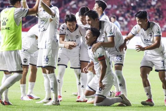 ‘포항 원정 4연승’ 김천상무, 포항 꺾고 리그 2연승! 기사 이미지
