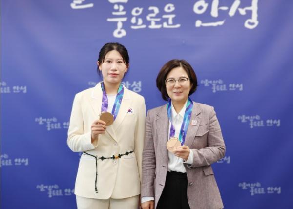 안성시청 김연화, 아시안게임 동메달 2개 쾌거… 김보라 시장 축하‧격려