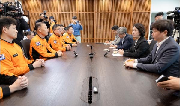 추미애 경기도지사, 도청사 찾은 현장 소방공무원에게 직접 사과 “잘못된 표현으로 상처입으신 소방관여러분께 마음을 다해서 사과드린다”